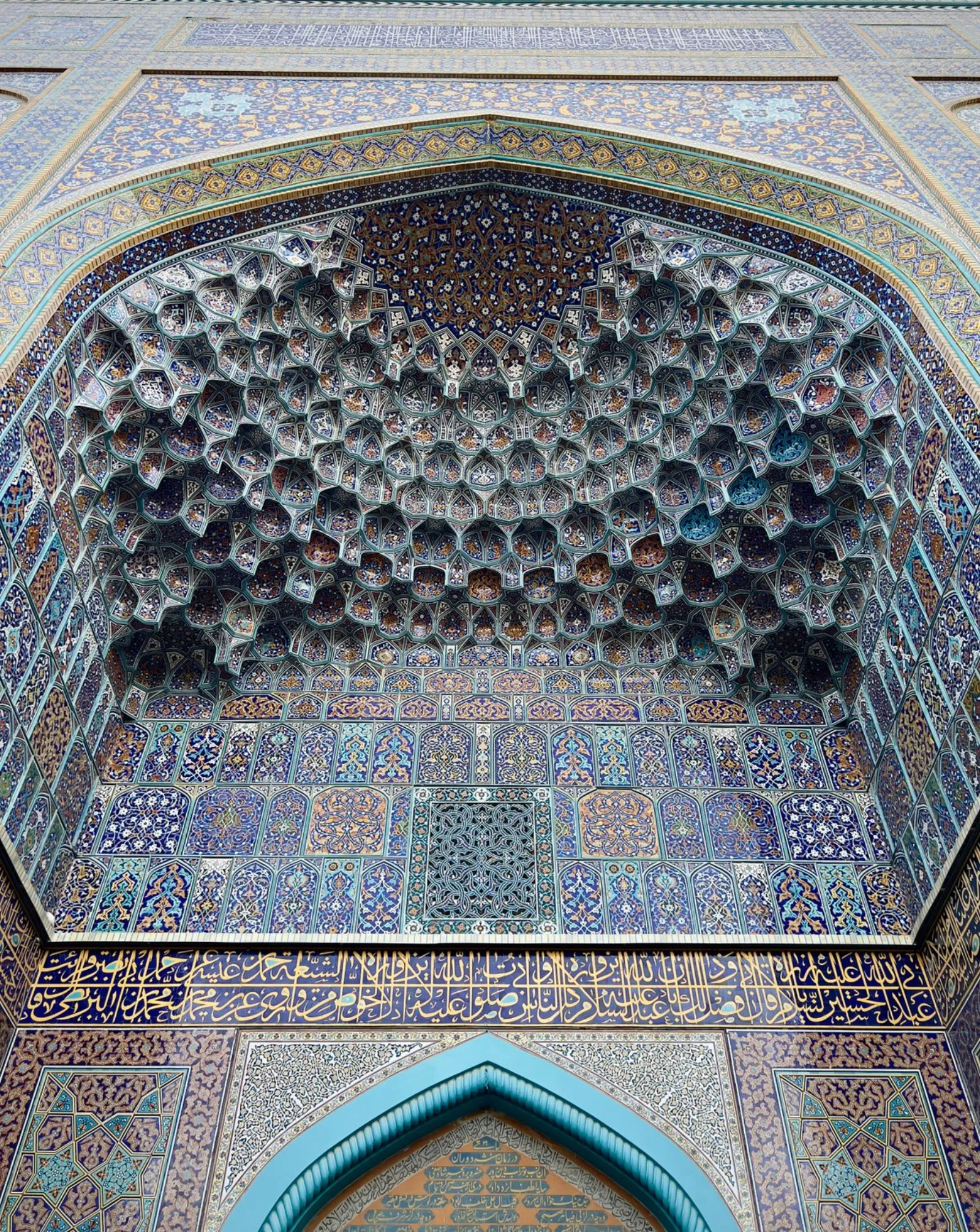 Demi-coupole de muqarnas au-dessus d'un iwan, Ispahan