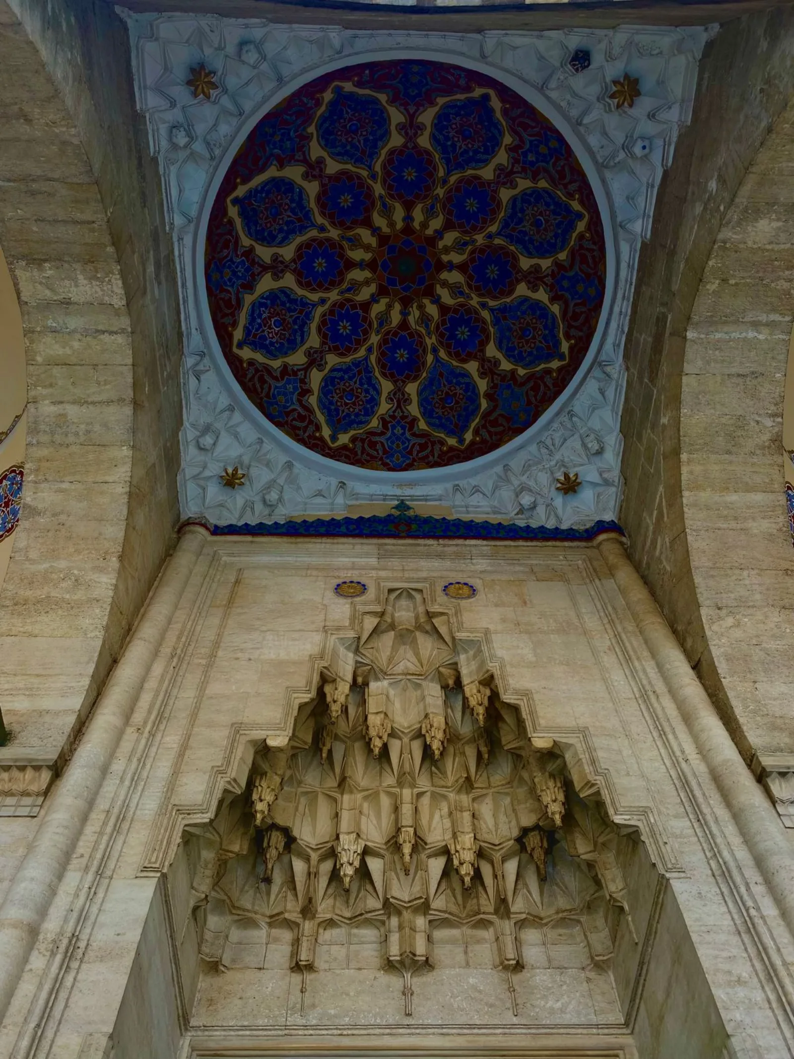 Passage du mur droit à la coupole ronde, orné de muqarnas