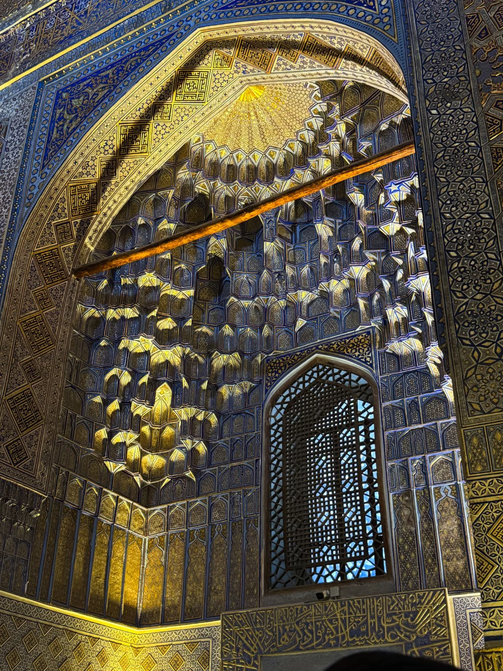 Dais de muqarnas doré au-dessus d'une niche