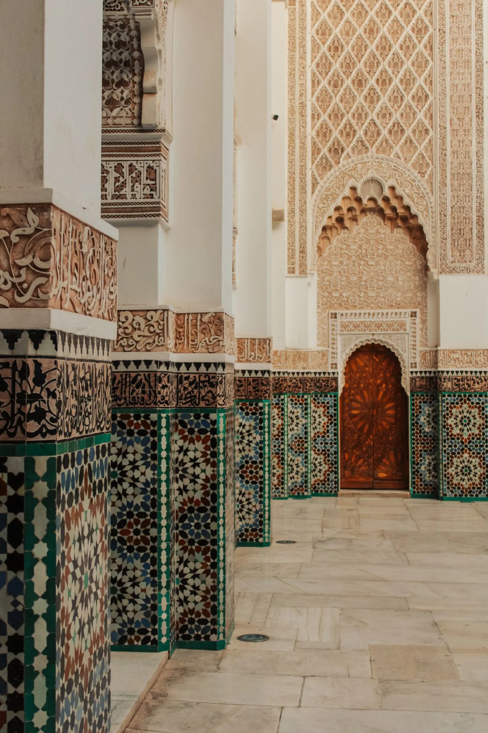 Décor de faïence et de plâtre sculpté d'une medersa de Marrakech