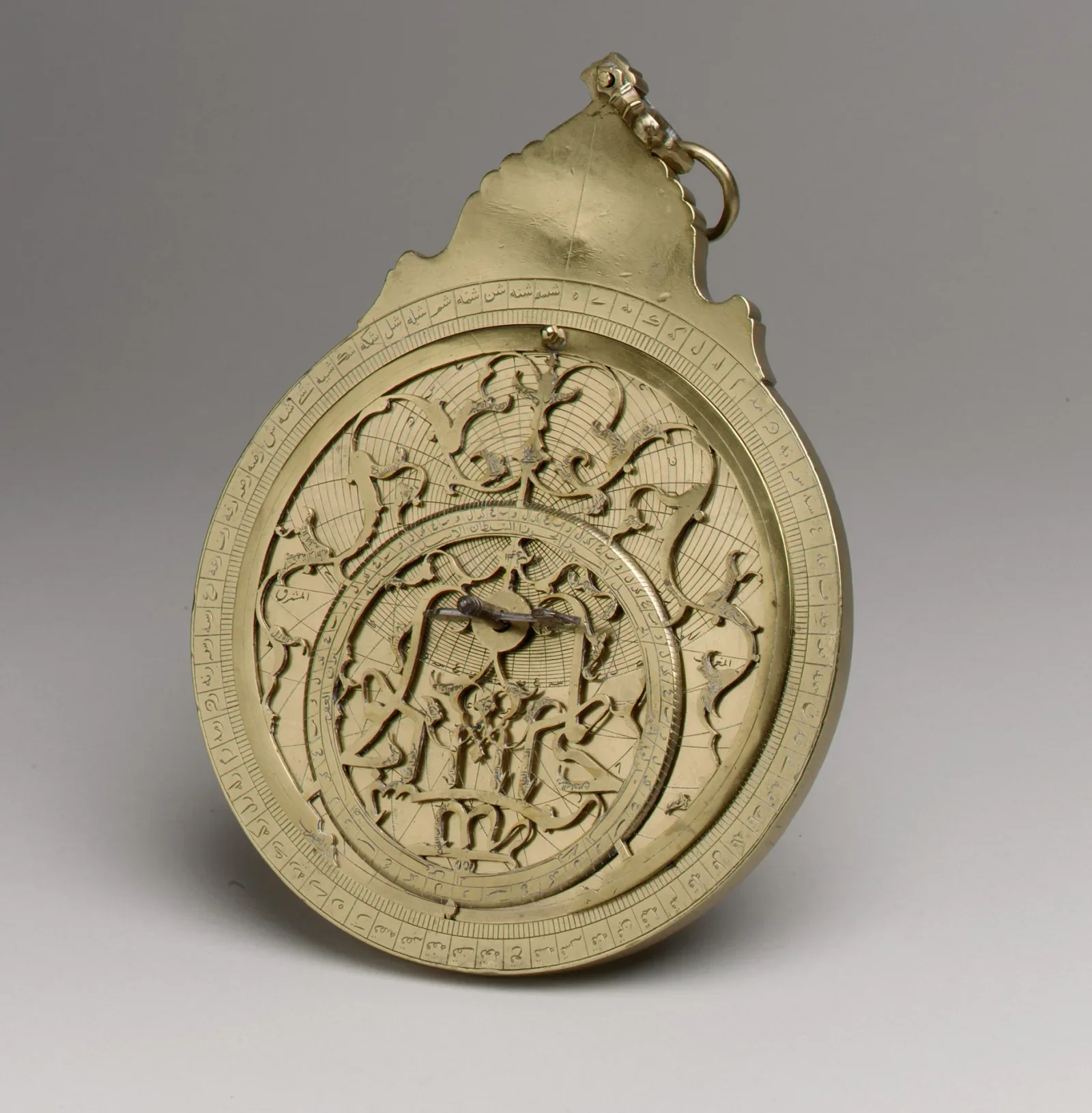Astrolabe planisphérique conservé au Metropolitan Museum of Art