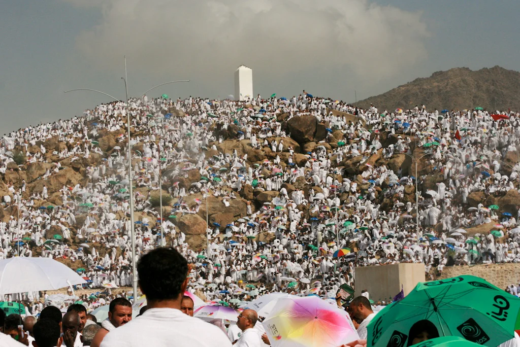 Les pèlerins couvrent la plaine d'Arafat