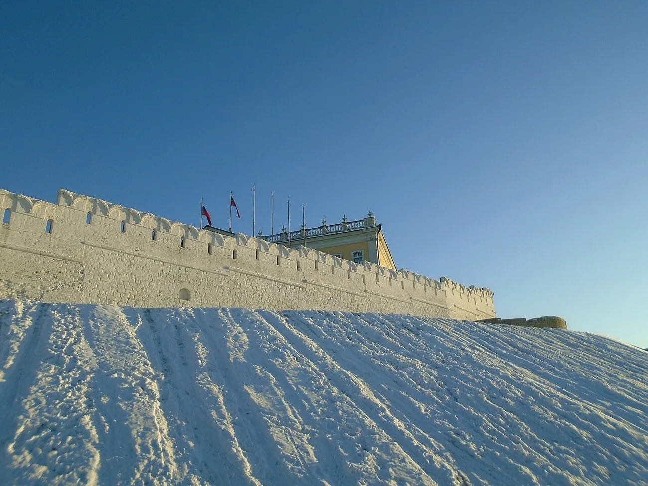 Les murailles du Kremlin de Kazan sous la neige