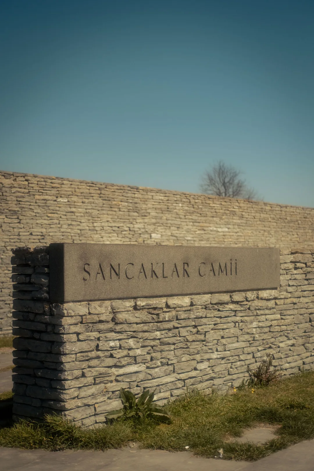 Le nom de la mosquée Sancaklar gravé sur le mur d'enceinte