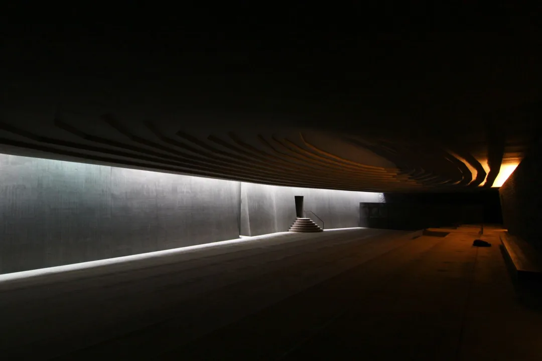 La salle de prière de la mosquée Sancaklar, sombre, traversée d'une bande de jour