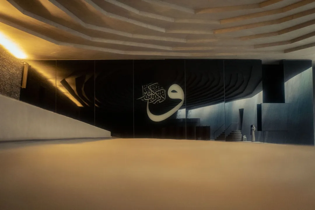 Le mur de la qibla de la mosquée Sancaklar, fendu de fentes horizontales