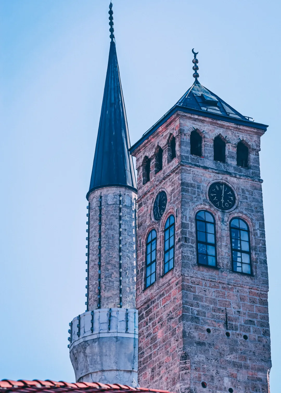 Le cadran de la tour de Sarajevo et le minaret voisin