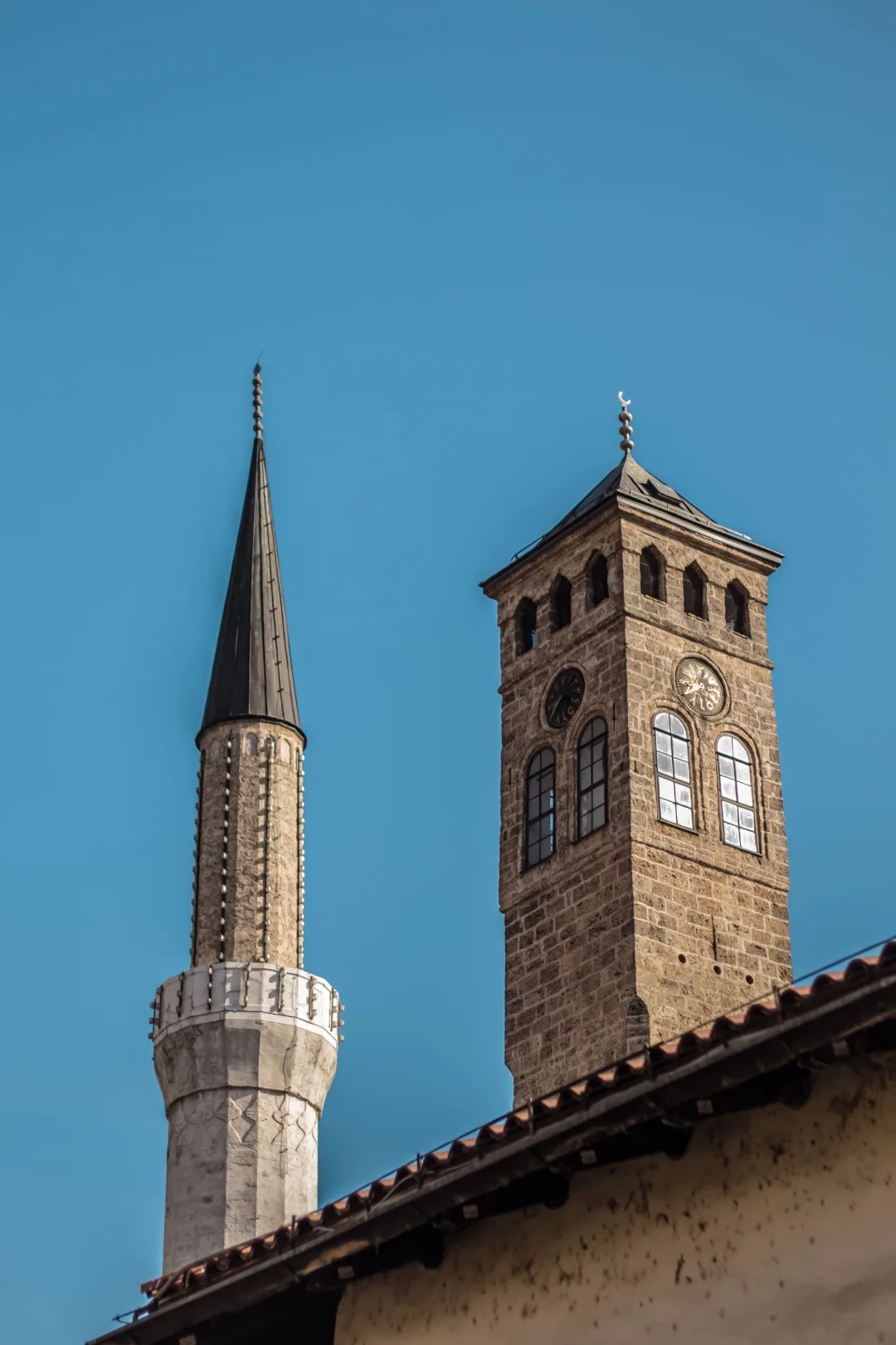 Le minaret de la mosquée Gazi Husrev-beg et la tour de l'horloge