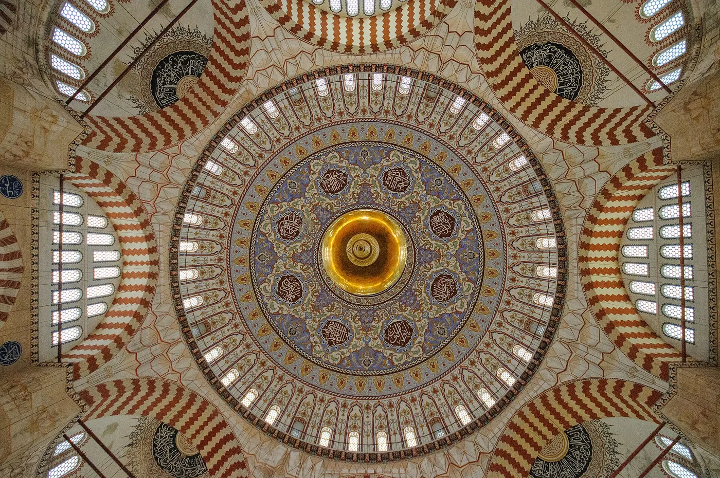 L'intérieur de la coupole de la mosquée de Selim