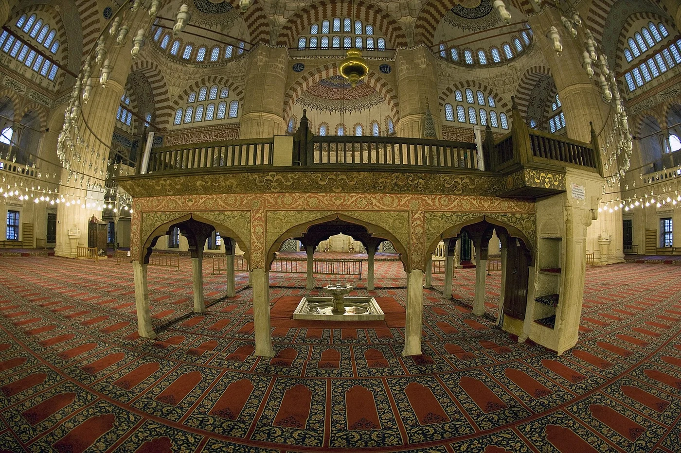 Les pieds de marbre de la plate-forme du muezzin