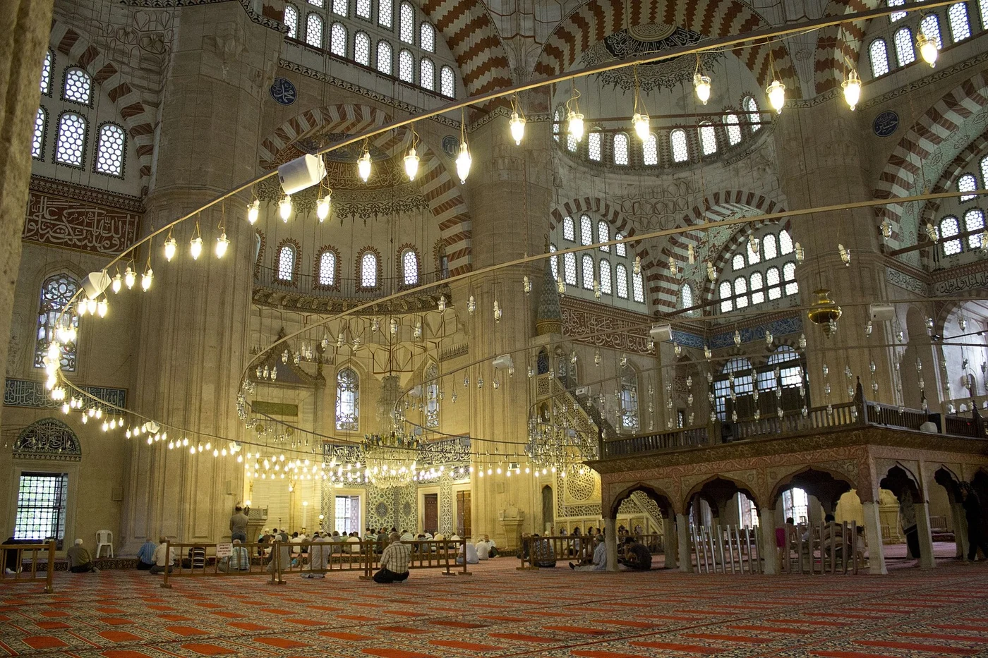 L'intérieur de la mosquée Selimiye sous la coupole