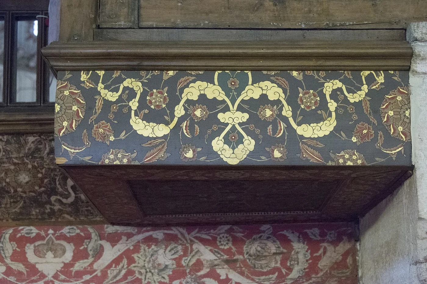 Le décor peint du parapet de la plate-forme du muezzin