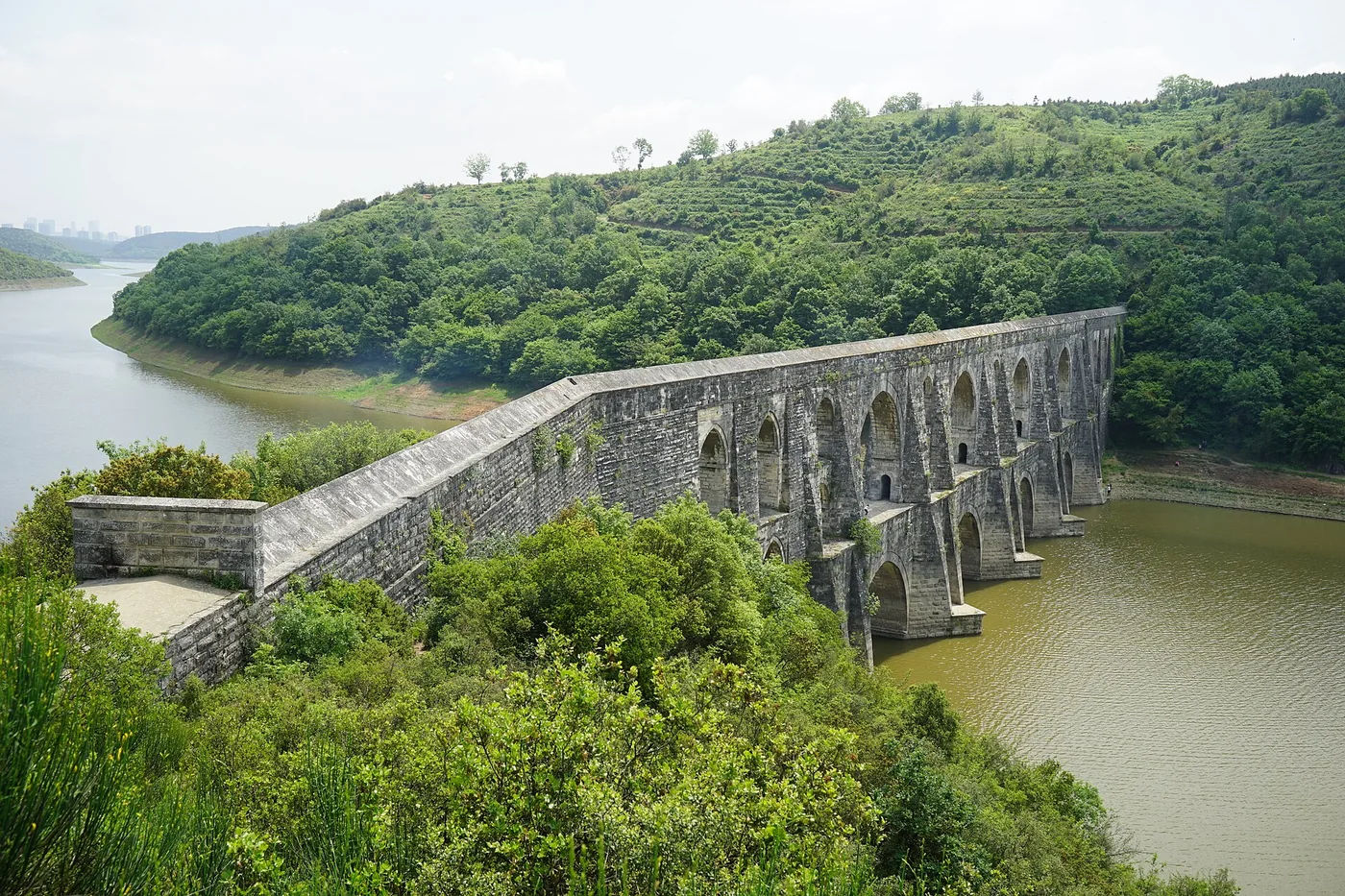Le pont-aqueduc de Mağlova vu depuis la rive