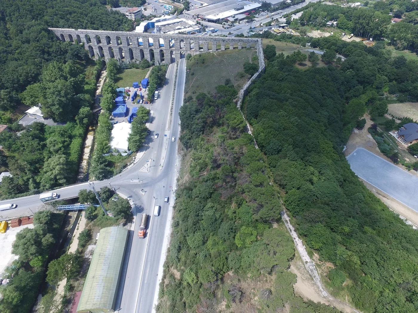 L'Eğri Kemer vu du ciel