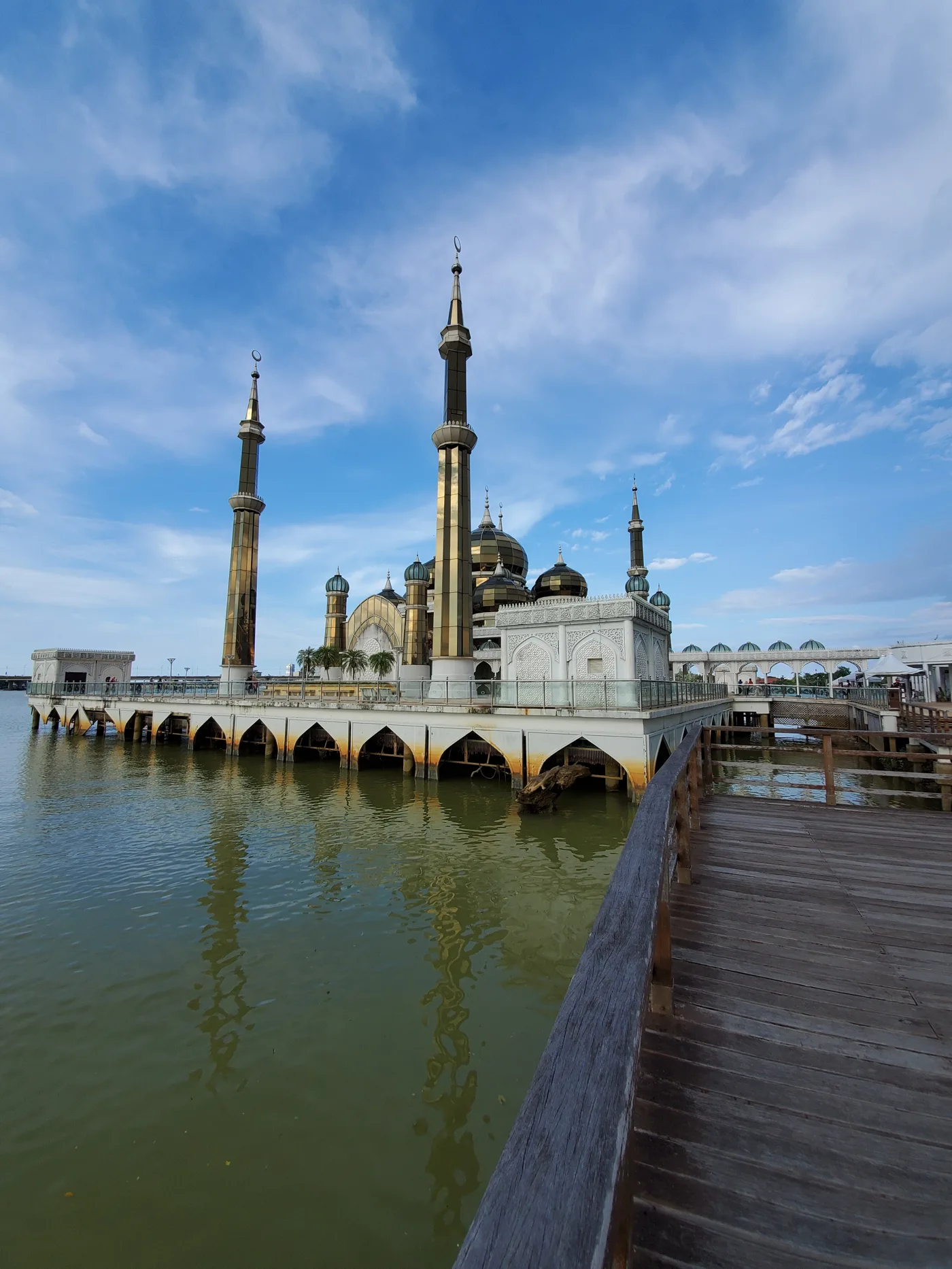 La Masjid Kristal (mosquée de cristal) flottant sur l'eau, Kuala Terengganu