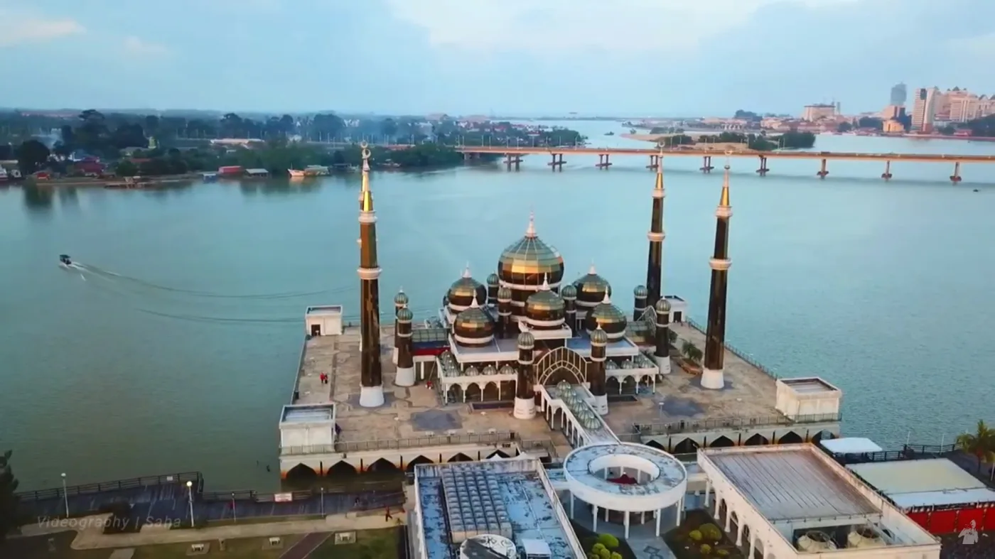 Vue aérienne de la Masjid Kristal sur la rivière Terengganu