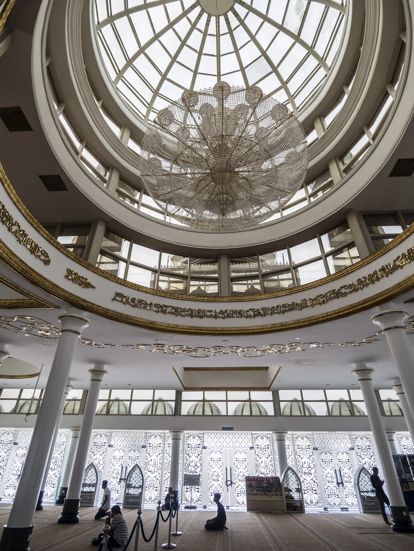 Intérieur du dôme de verre et lustre central de la Masjid Kristal