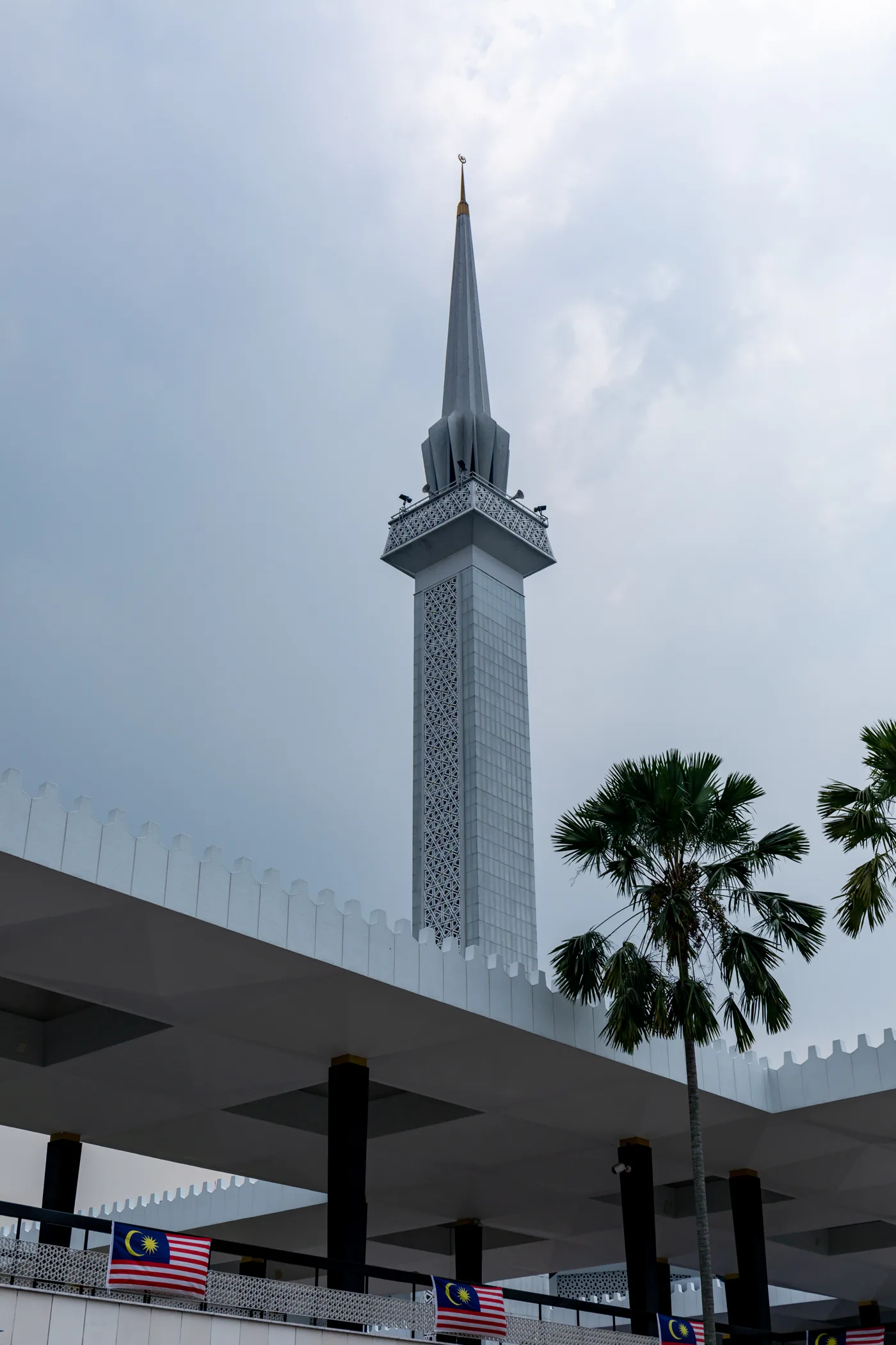 Le minaret en forme de fusée de la Masjid Negara, Kuala Lumpur
