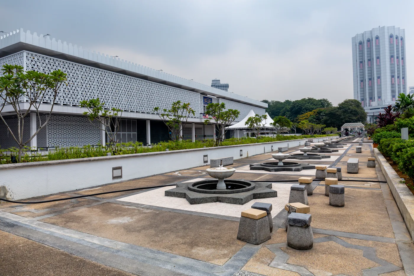 Cour à bassins et bâtiments annexes de la Masjid Negara