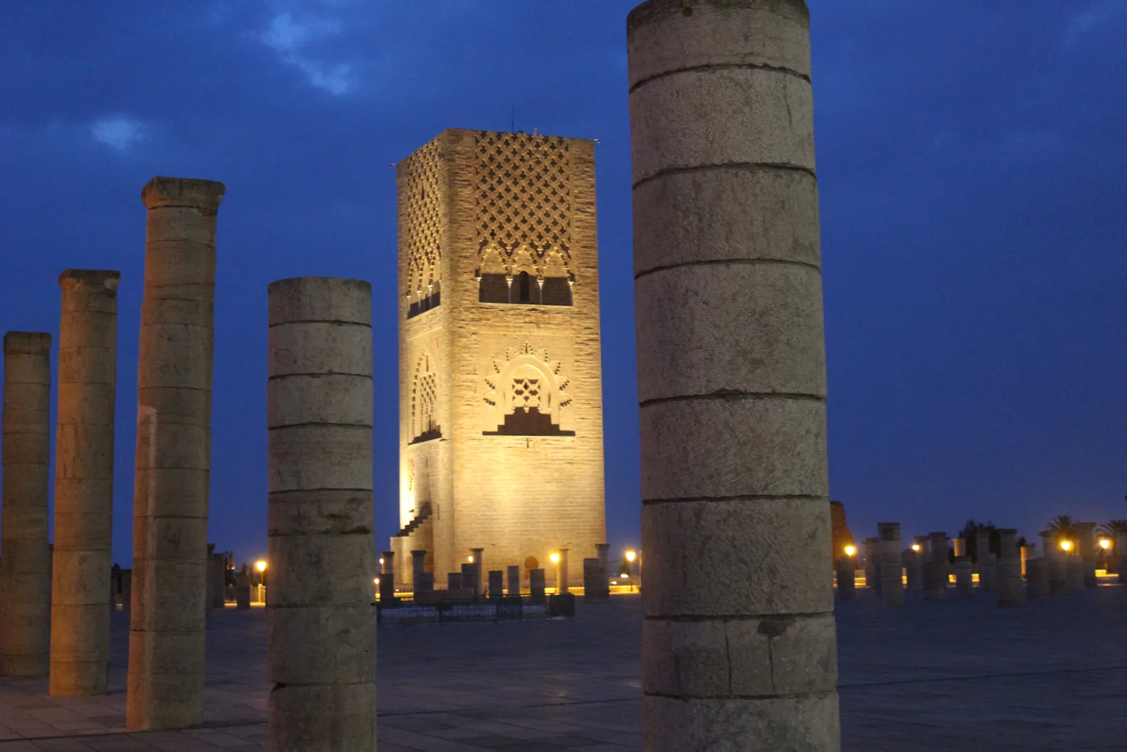 La Tour Hassan au crépuscule