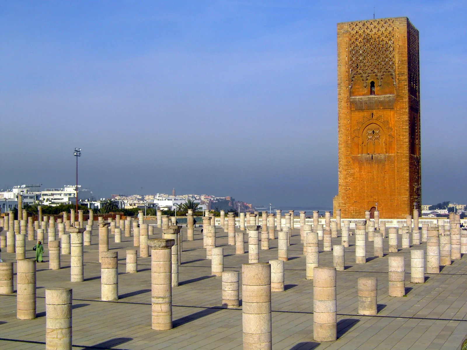 Les colonnes de la Tour Hassan au soleil rasant