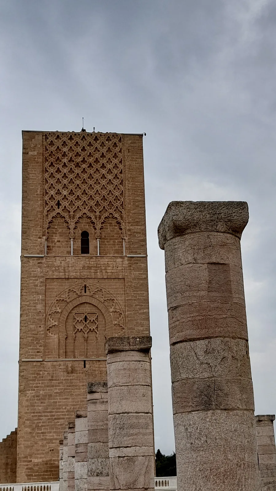 Gros plan sur un fût de colonne tronqué de la Tour Hassan