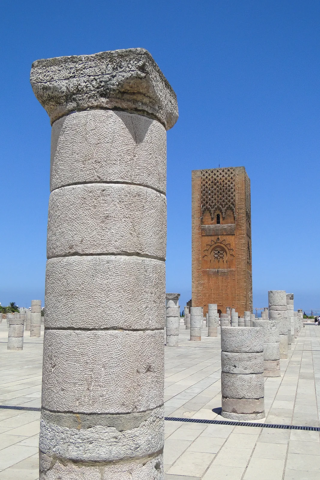 La tour et les colonnes brisées, de près