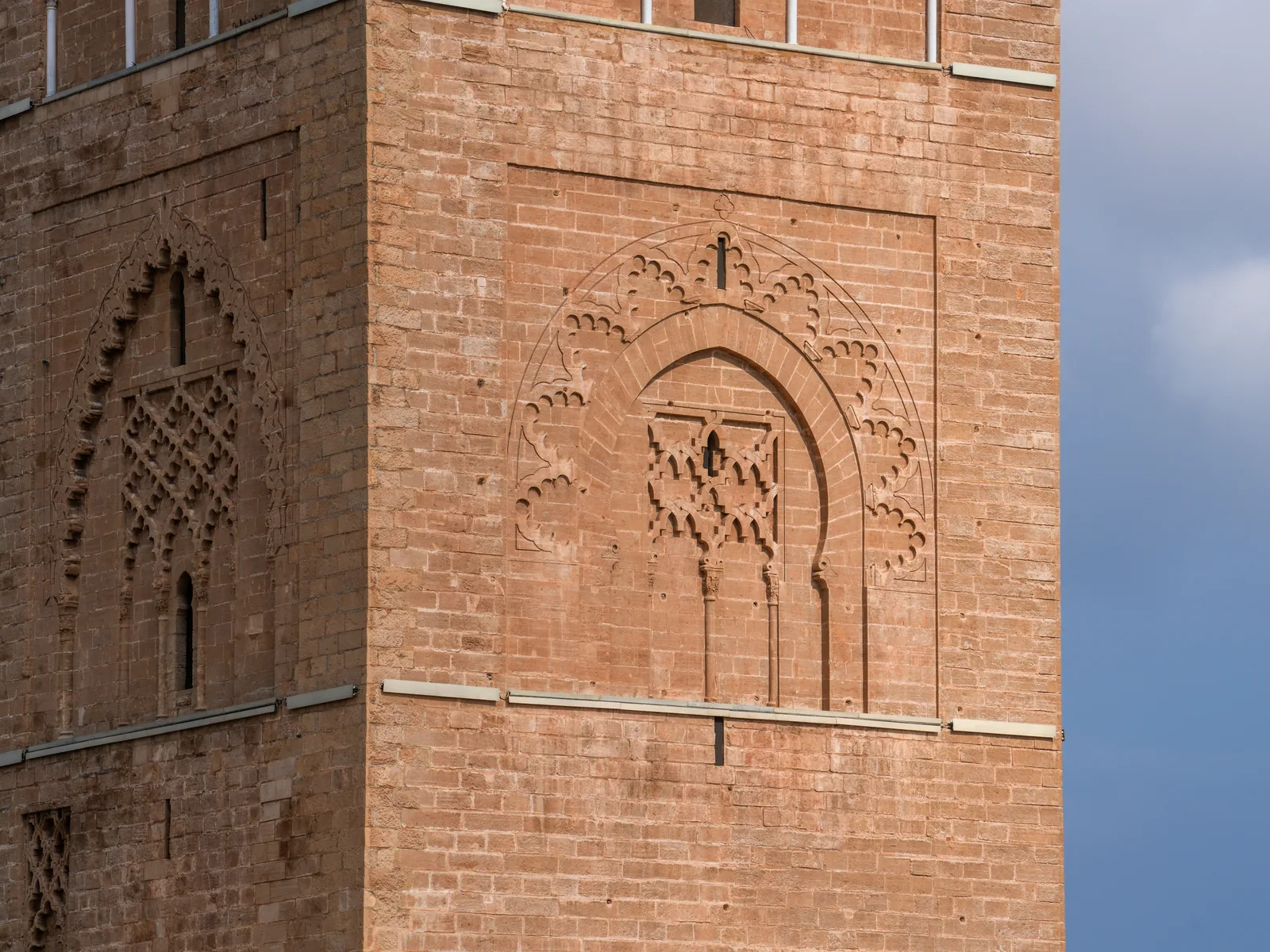 Détail : arc sculpté et entrelacs de la façade