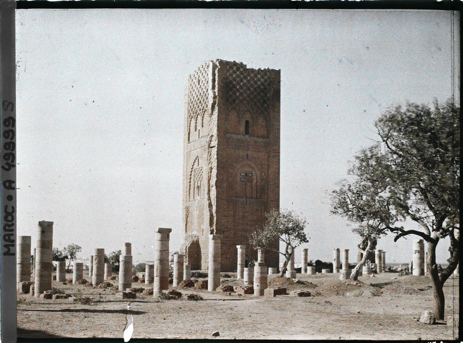 Photographie ancienne de la Tour Hassan avant dégagement du site