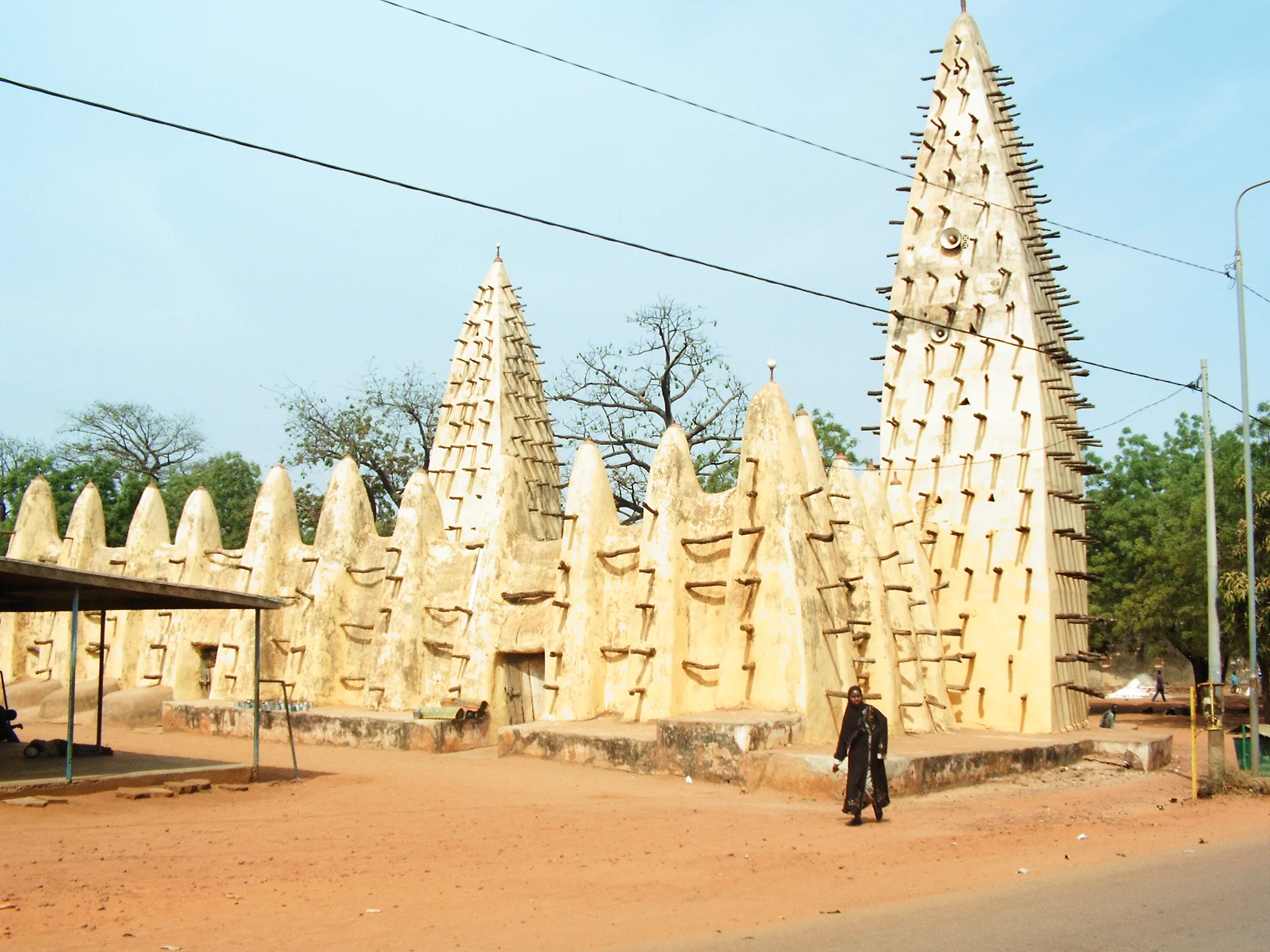 Grande Mosquée de Bobo-Dioulasso — Façade nord de la Grande Mosquée de Bobo-Dioulasso