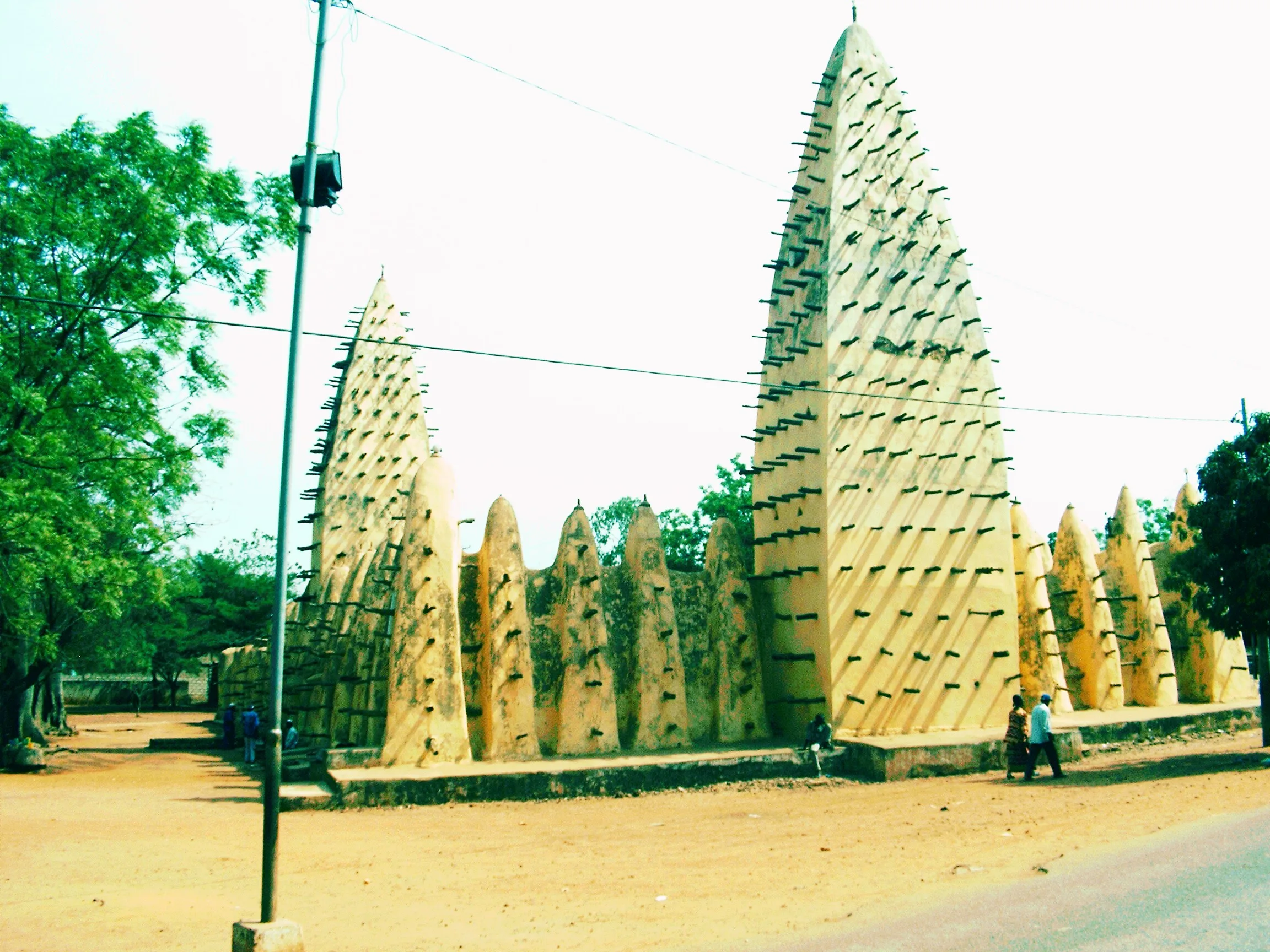 Grande Mosquée de Bobo-Dioulasso — Vue de la Grande Mosquée de Bobo-Dioulasso en 2016
