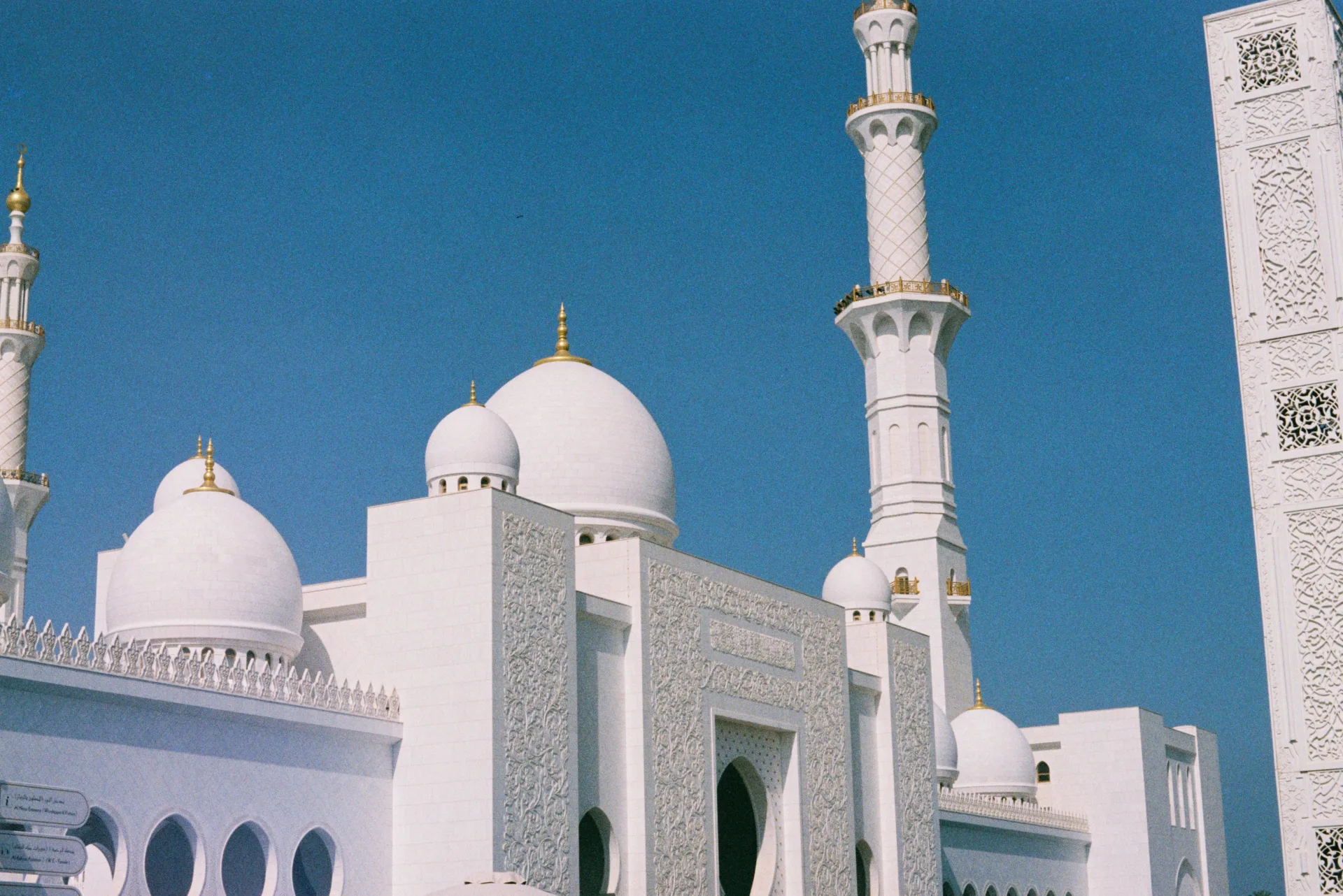 Mosquée Cheikh Zayed — Vue extérieure des dômes et minarets sous ciel bleu
