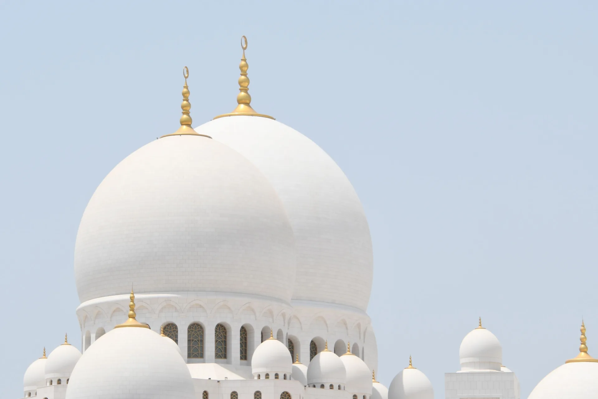 Mosquée Cheikh Zayed — Gros plan sur les grands dômes de marbre blanc