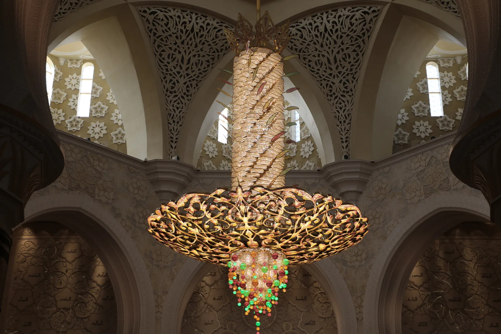 Mosquée Cheikh Zayed — Grand lustre doré à cristaux Swarovski, salle de prière