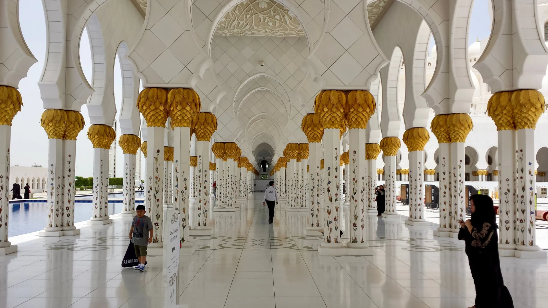 Mosquée Cheikh Zayed — Galerie à colonnades, chapiteaux dorés en palmier et incrustations florales