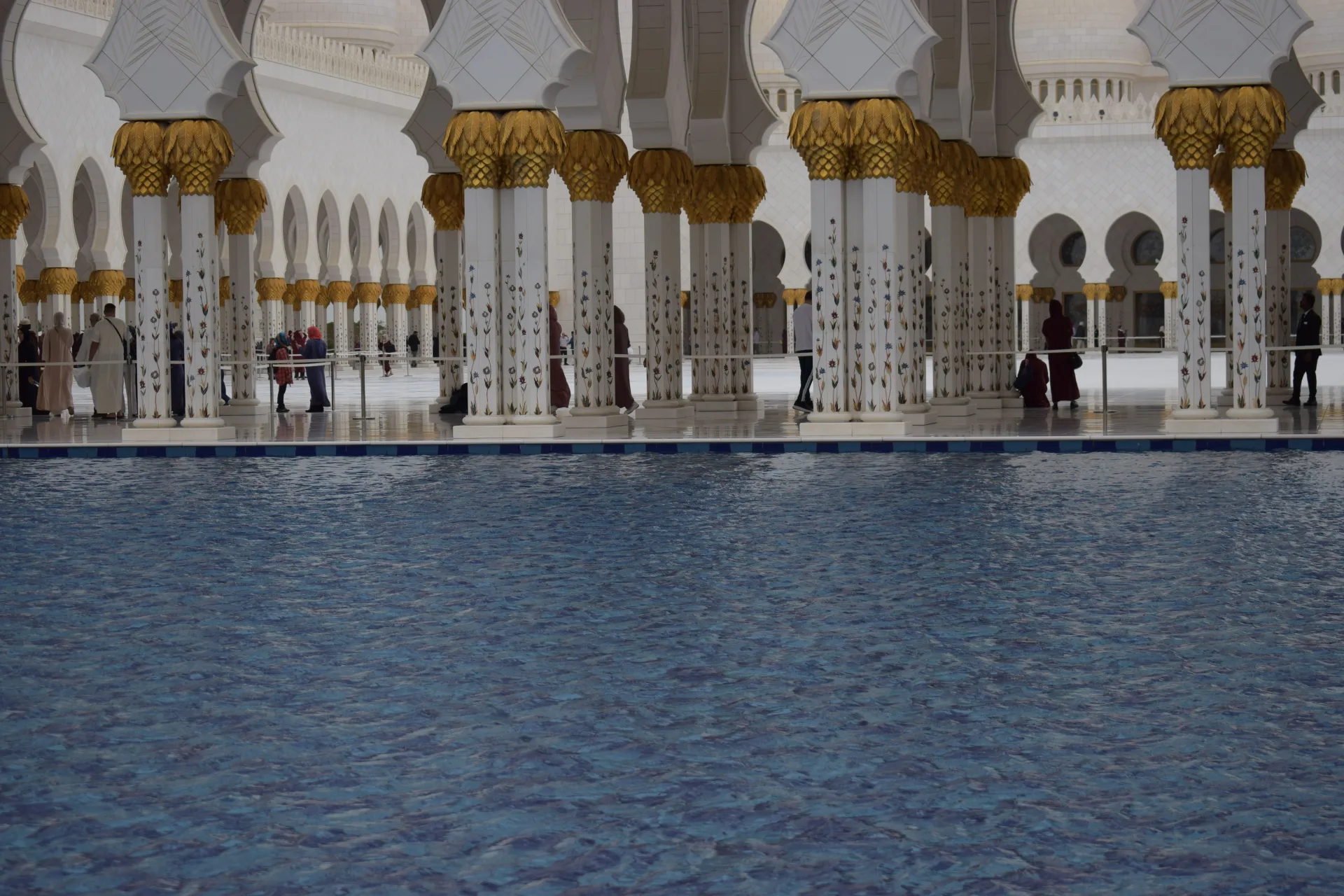 Mosquée Cheikh Zayed — Colonnades reflétées dans le bassin miroir
