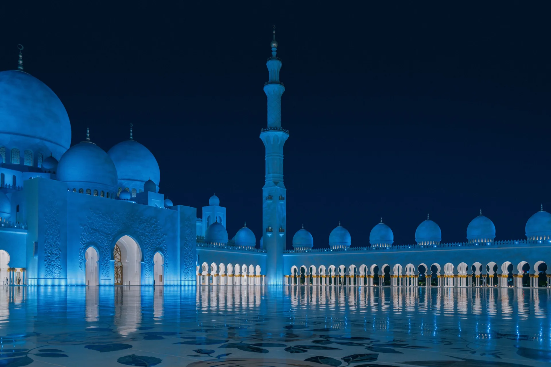 Mosquée Cheikh Zayed de nuit — Éclairage bleuté du système lunaire sur dômes et minaret