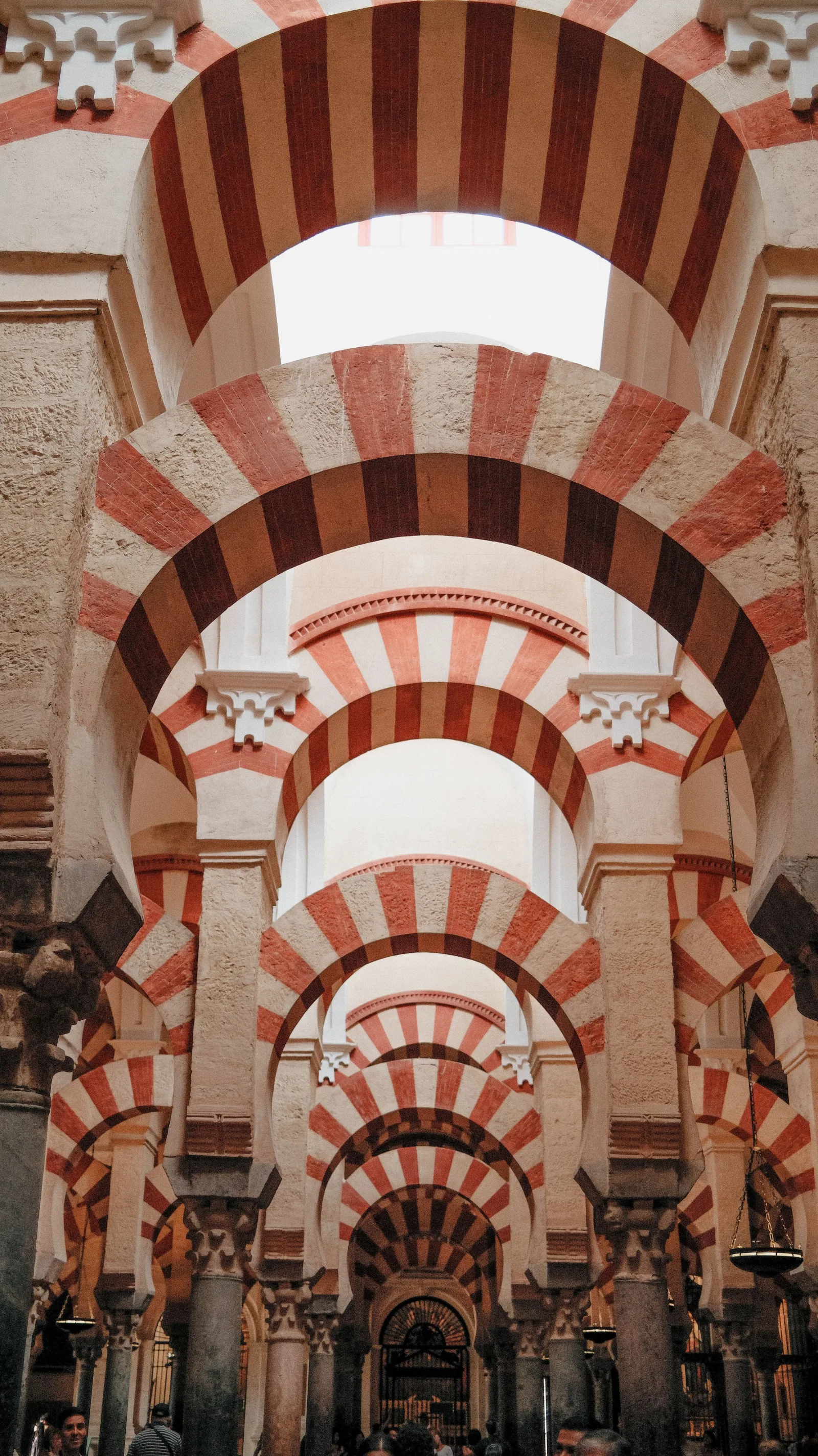 Mosquée-cathédrale de Cordoue — Arcs superposés en enfilade verticale