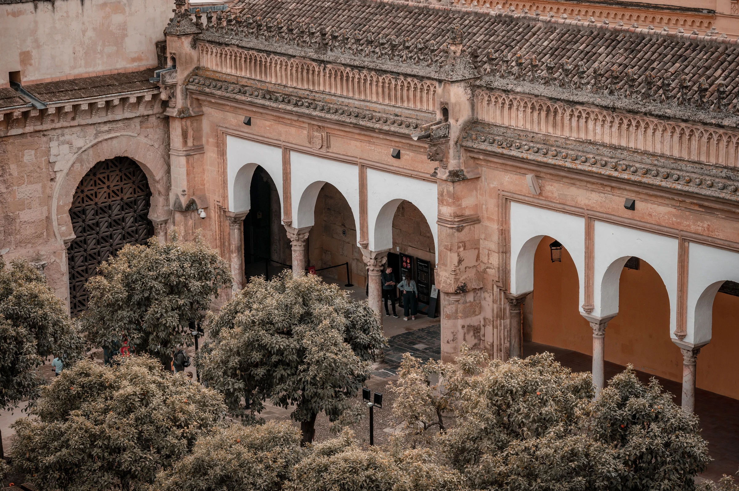 Mosquée-cathédrale de Cordoue — Vue plongeante sur la galerie arcadée et le Patio de los Naranjos