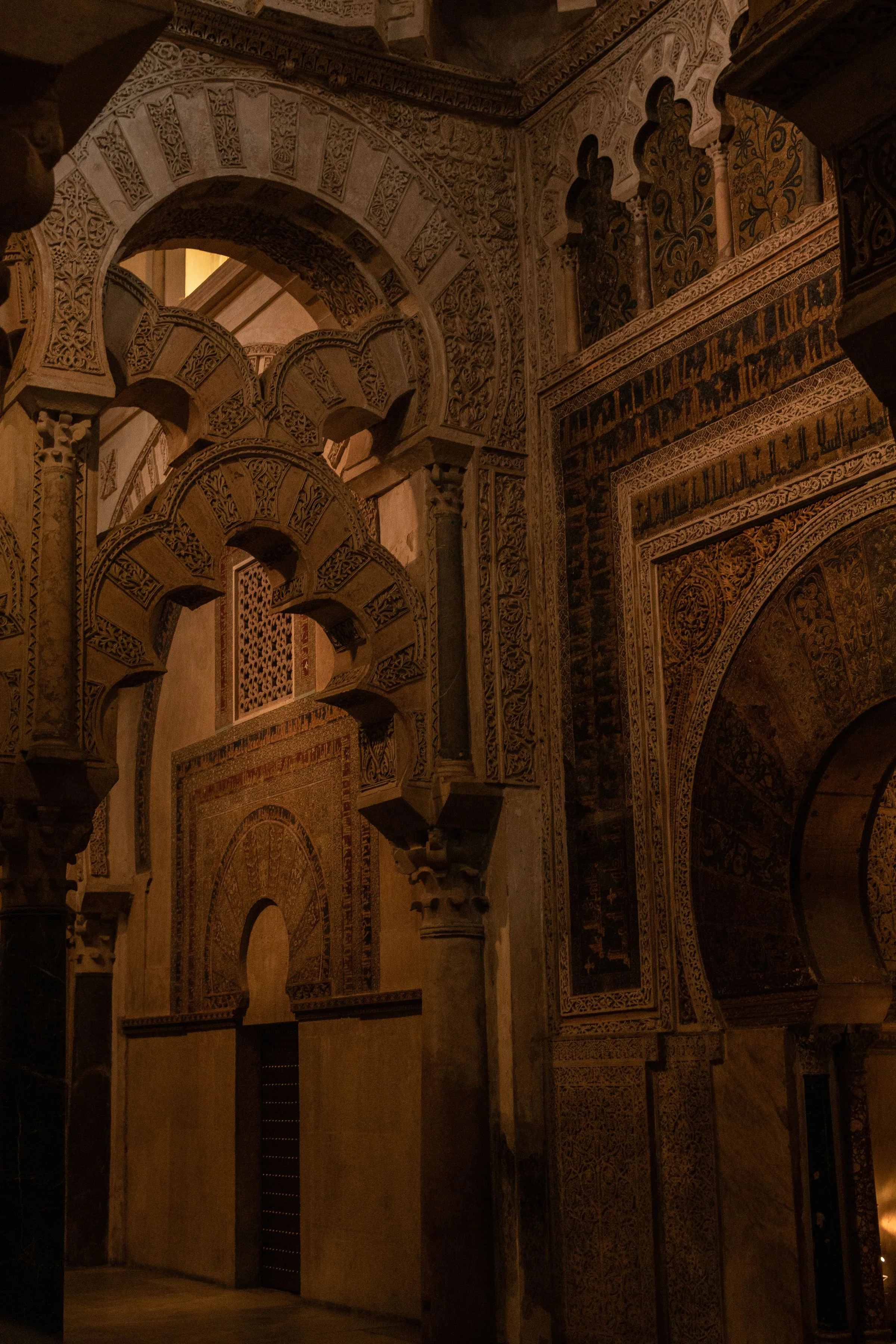 Mosquée-cathédrale de Cordoue — Arcs décorés près du mihrab