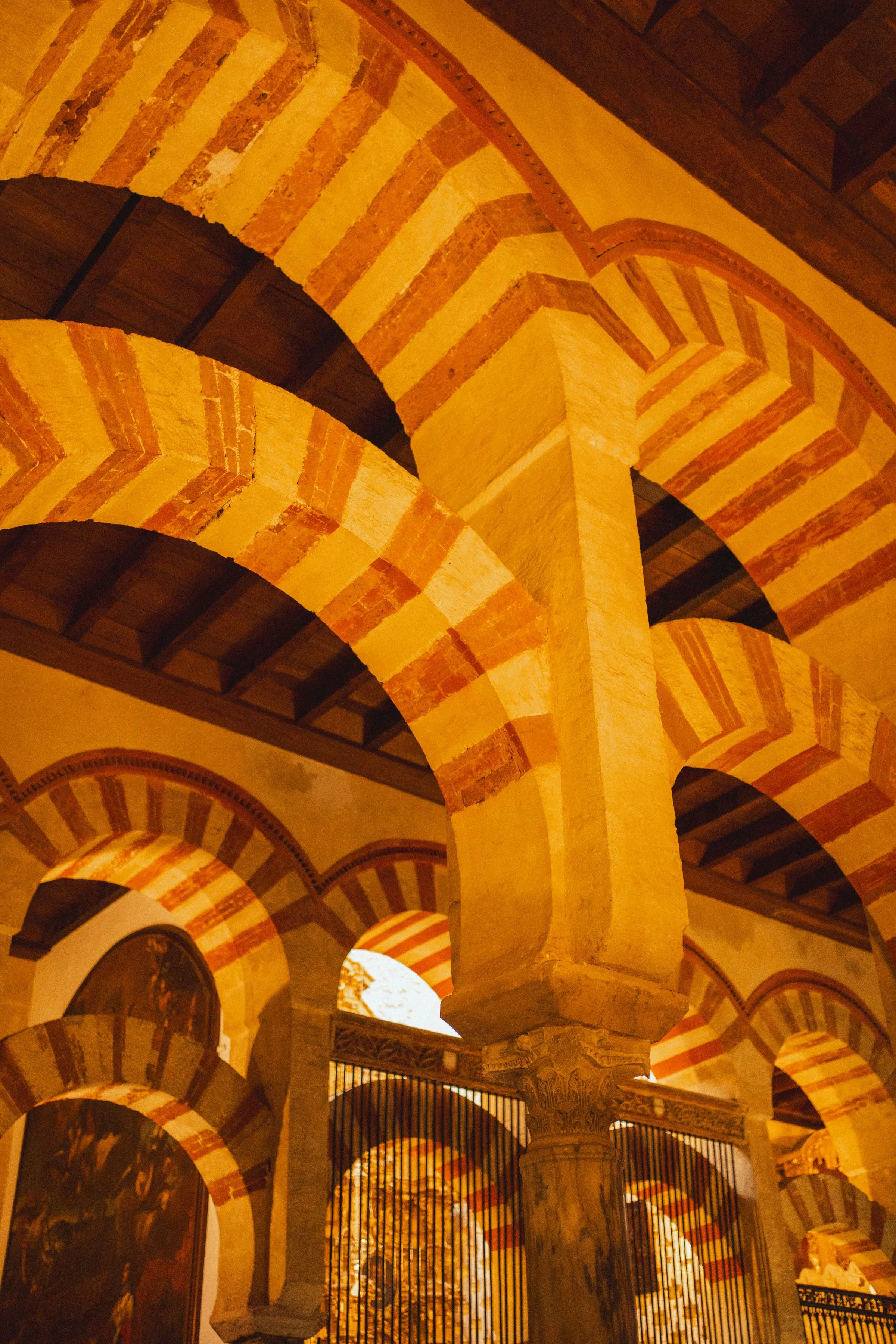 Mosquée-cathédrale de Cordoue — Arcs superposés bicolores en gros plan