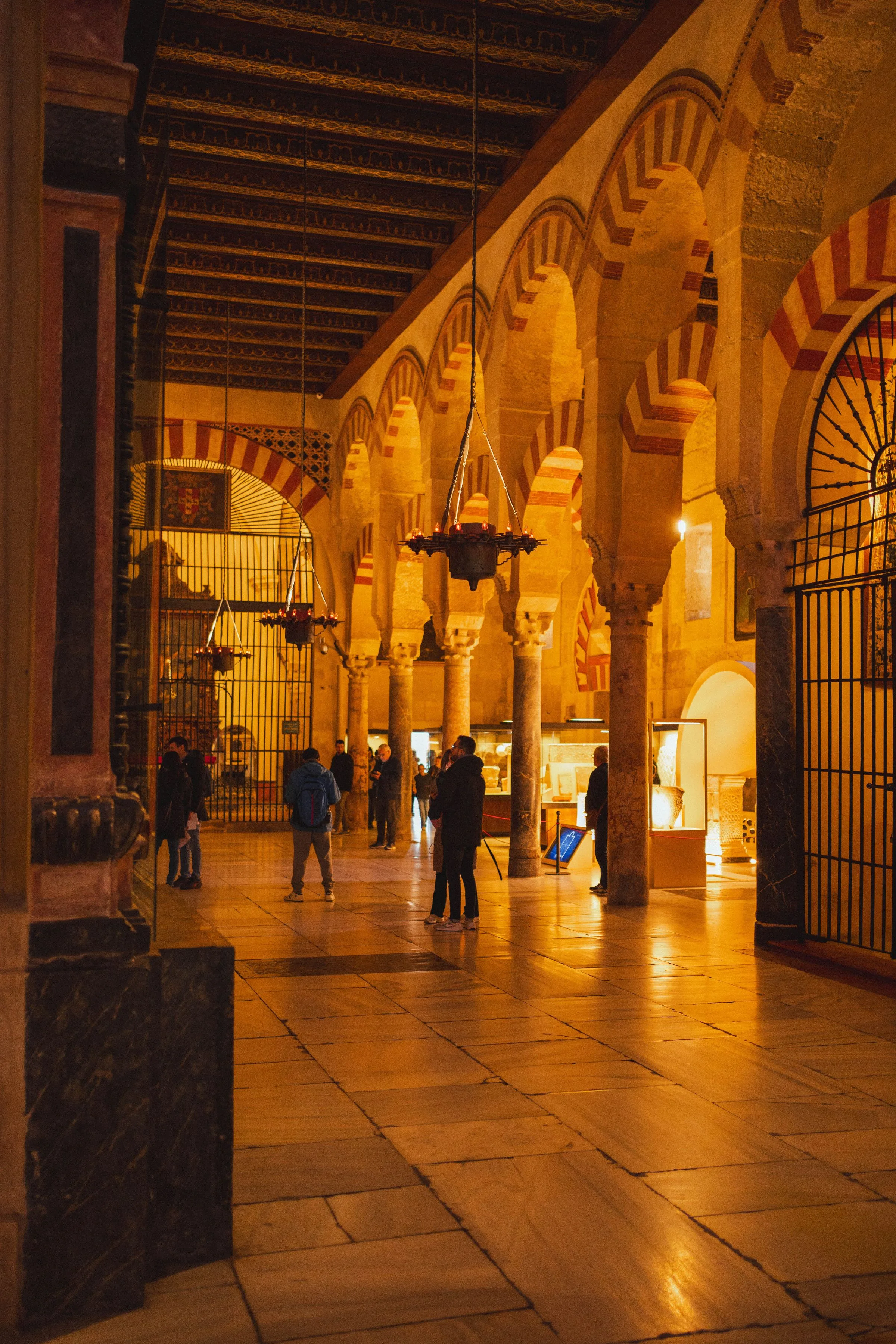 Mosquée-cathédrale de Cordoue — Salle hypostyle et vitrines du musée