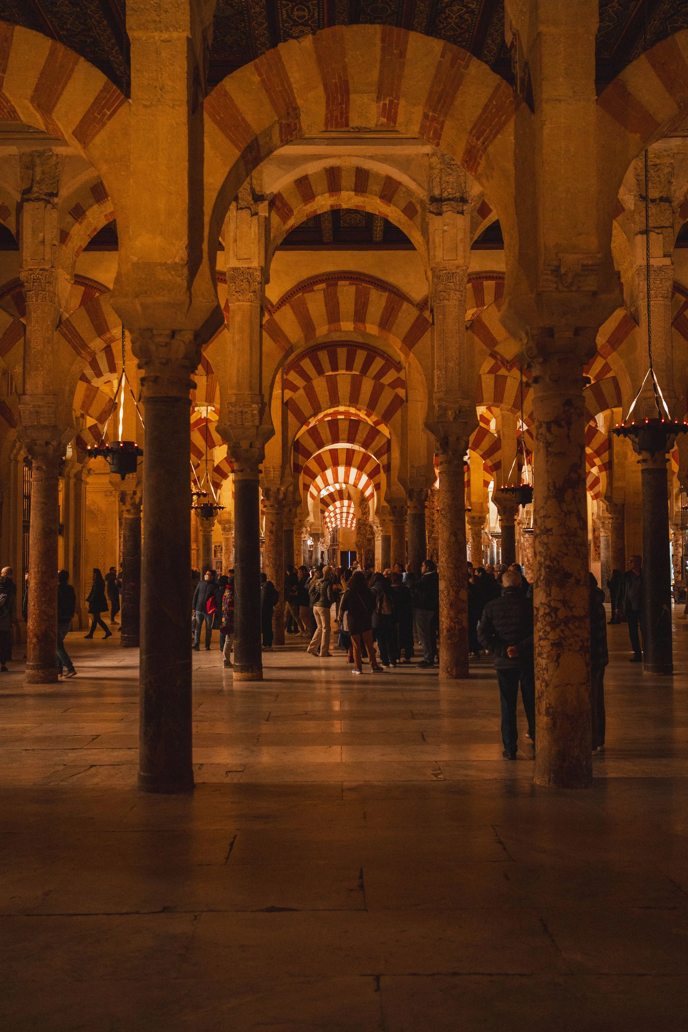 Mosquée-cathédrale de Cordoue — Colonnade intérieure, ambiance chaude