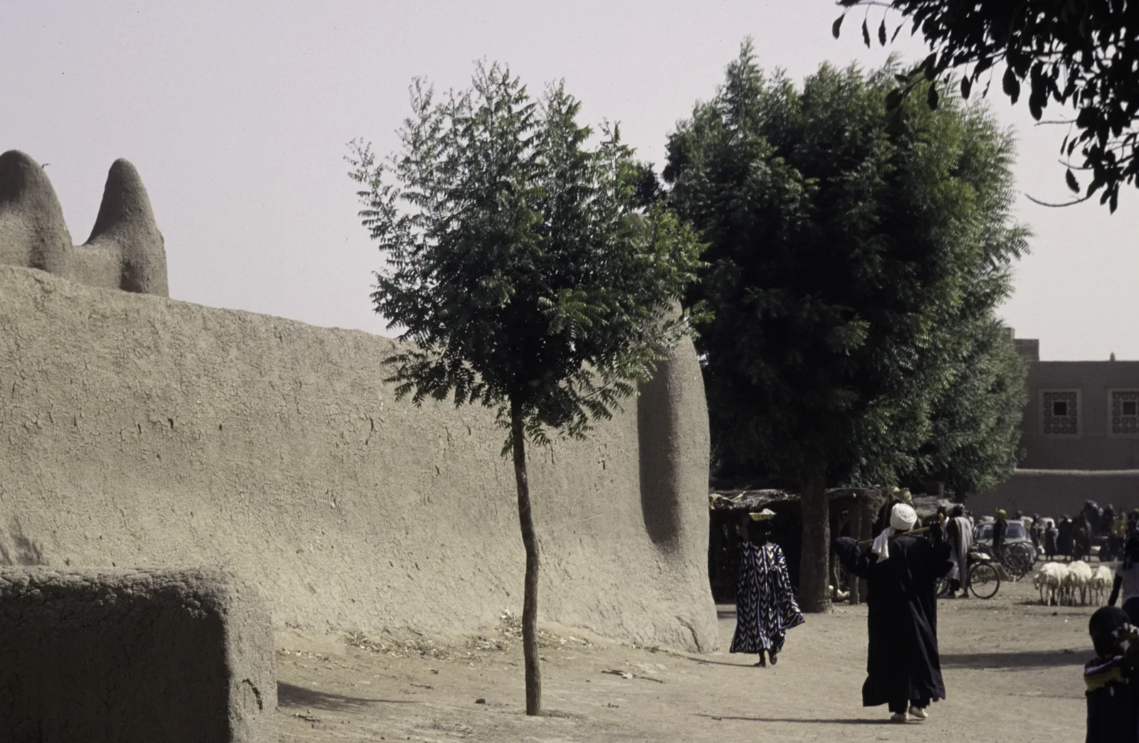 Grande Mosquée de Djenné — ASC Leiden - van Achterberg Collection - 05 - 89 - Une scène de rue sur un marché - Djenné, Mali - Novembre-décembre 1993