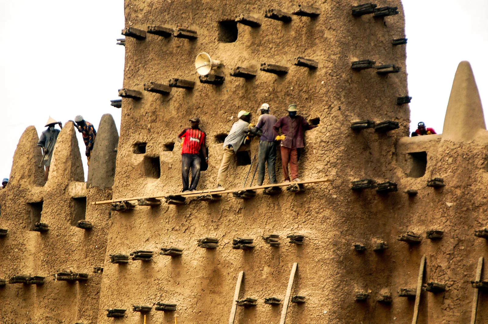 Grande Mosquée de Djenné — Annual repair of the world's largest mud brick building the Great Mosque of Djenné in Mali. (32088227574)
