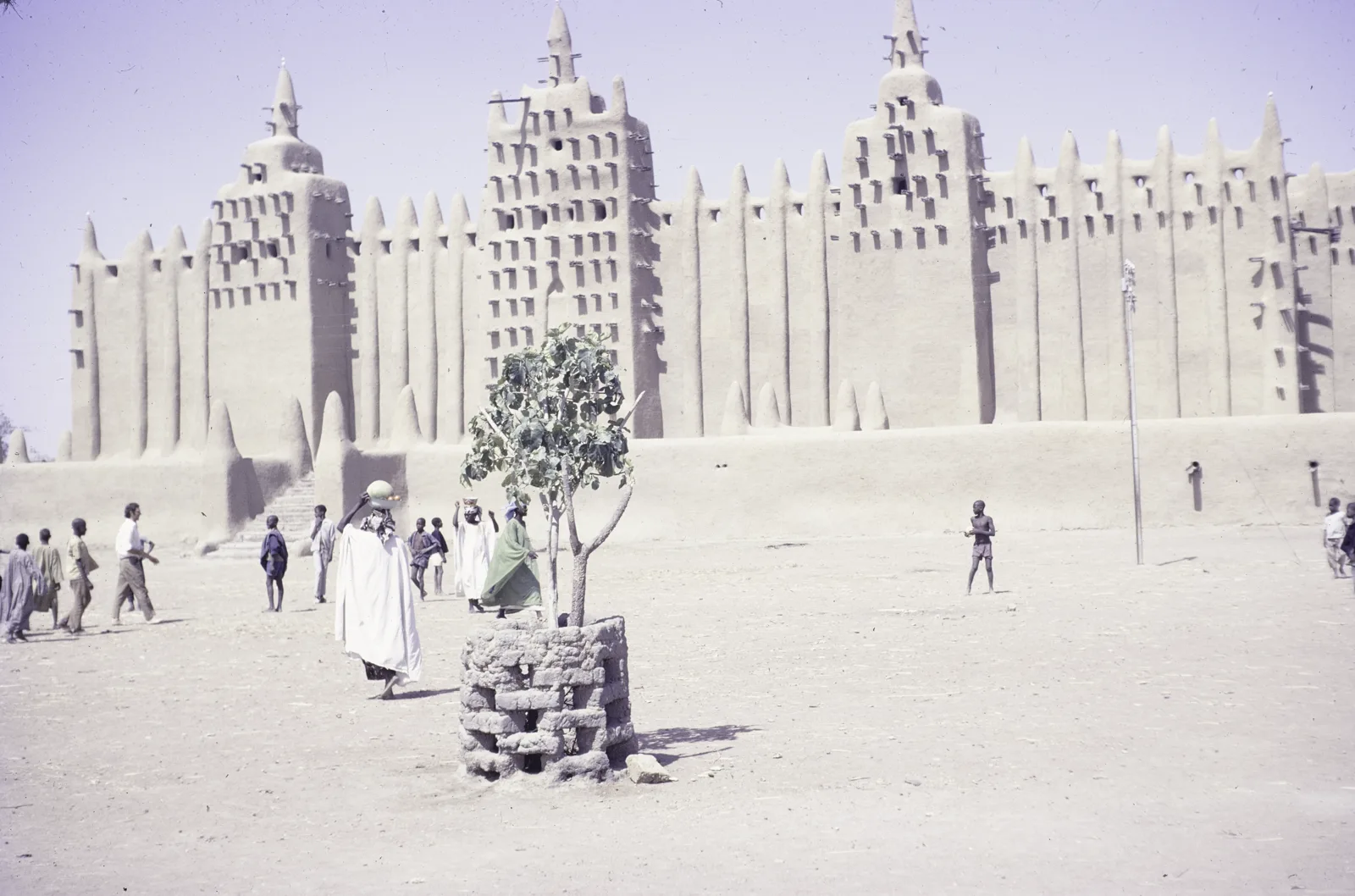 Grande Mosquée de Djenné — ASC Leiden - F. van der Kraaij Collection - 04 - 013 - Le façade de la Grande Mosquée - Djenné, Mali - 1972