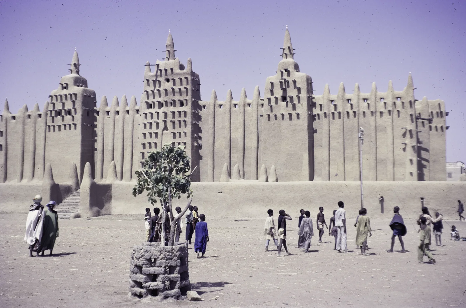 Grande Mosquée de Djenné — ASC Leiden - F. van der Kraaij Collection - 04 - 014 - Des enfants jouent devant la Grande Mosquée - Djenné, Mali - 1972