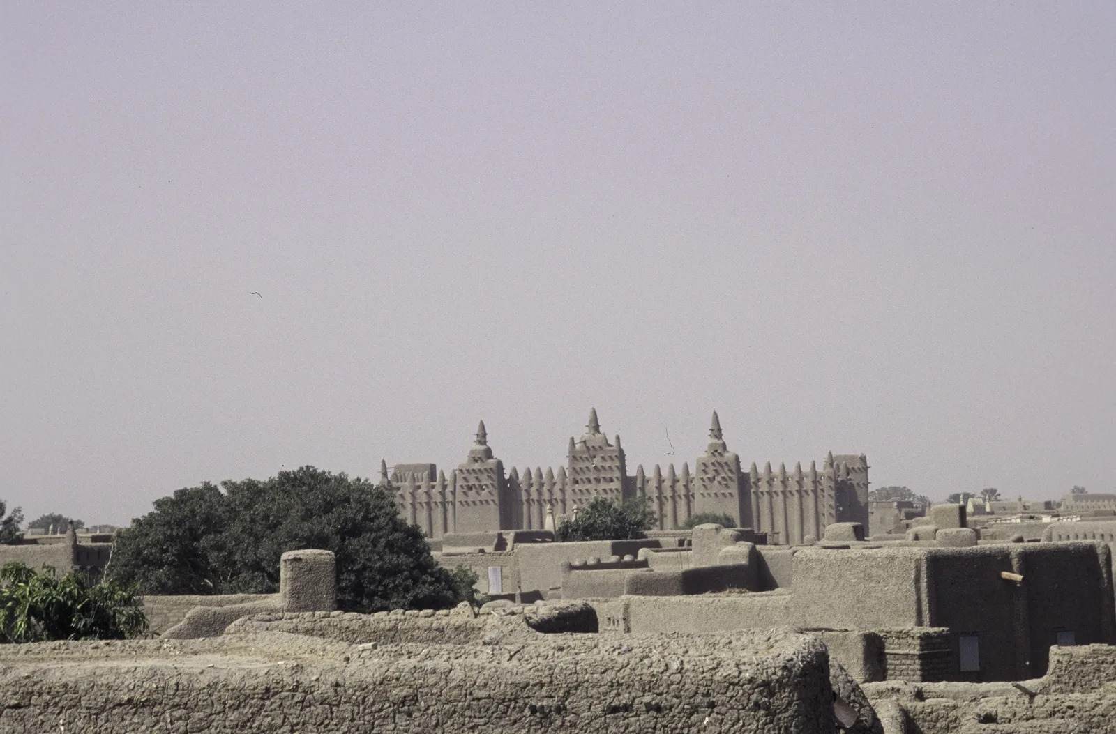 Grande Mosquée de Djenné — ASC Leiden - van Achterberg Collection - 05 - 65 - La mosquée de Djenné avec trois tours d'un côté - Djenné, Mali - Novembre-décembre 1993