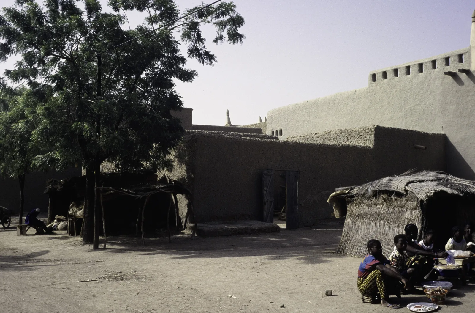 Grande Mosquée de Djenné — ASC Leiden - van Achterberg Collection - 05 - 68 - Un groupe d'enfants mange dans la rue - Djenné, Mali - Novembre-décembre 1993