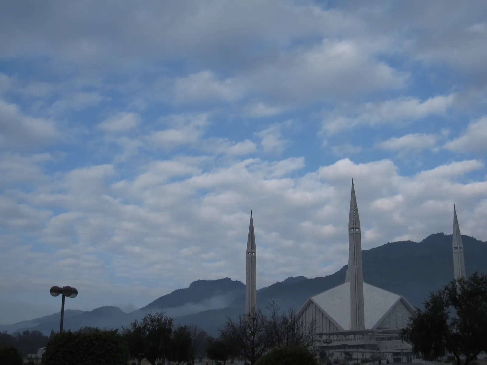 Mosquée Faisal — (Faisal Mosque) cloudy sky
